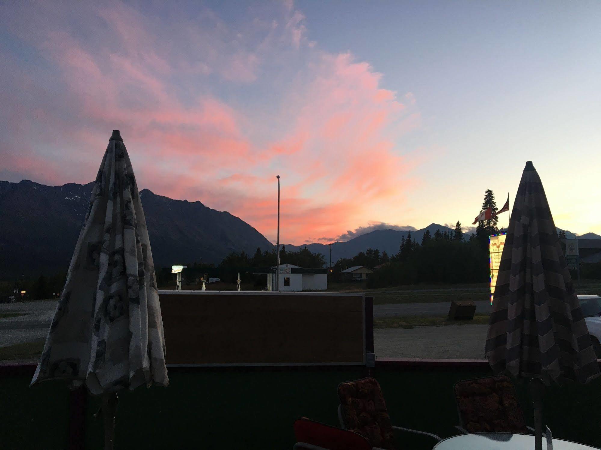 Kluane Park Inn Haines Junction Eksteriør bilde